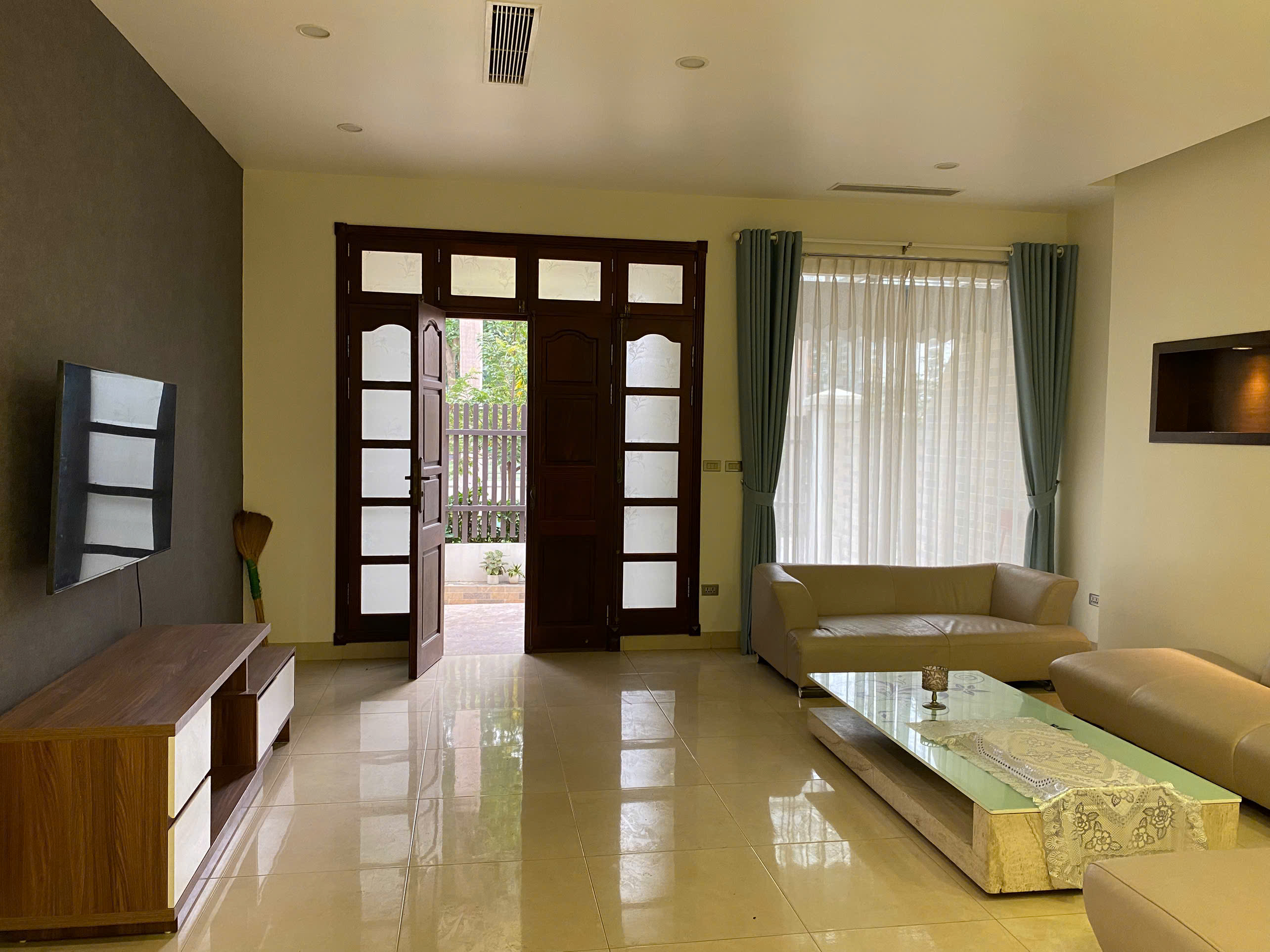 Cho thuê biệt thự 4 Phòng Ngủ nội thất cơ bản ở Lô C4 diện tích 126m2 giá hơn 30 Triệu