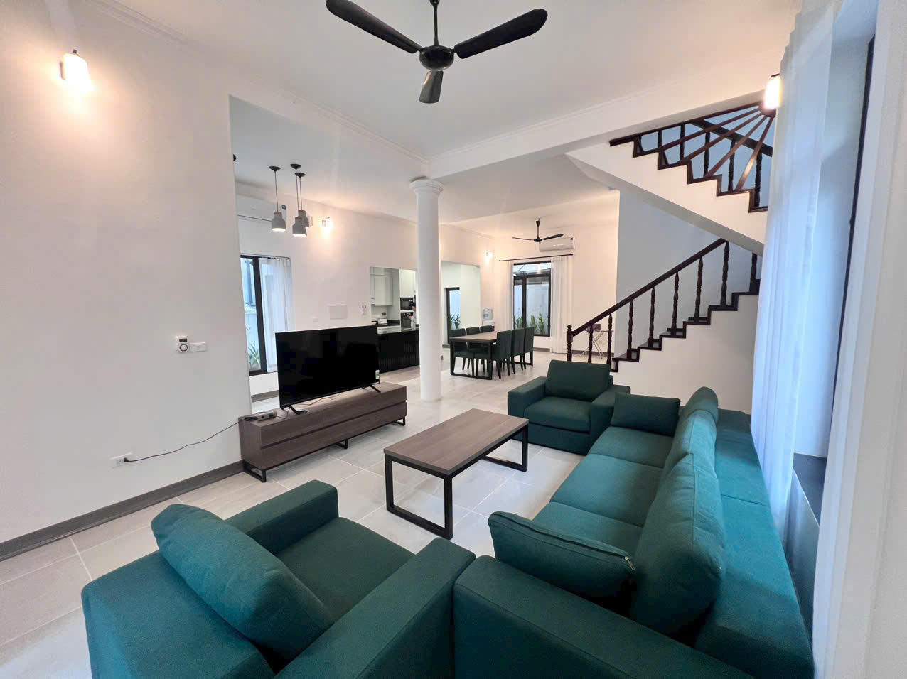 Bán biệt thự lô C2 mặt đường Nguyễn Văn Huyên Ciputra Hà Nội giá rẻ cho nhà đầu tư